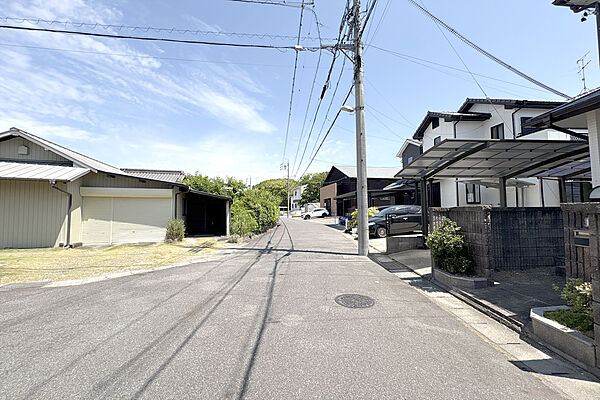物件の西側前面道路（南側から）［2026年5月20日撮影］