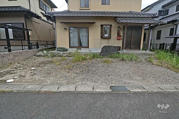 物件の北側前面道路（西側から）［2025年10月20日撮影］