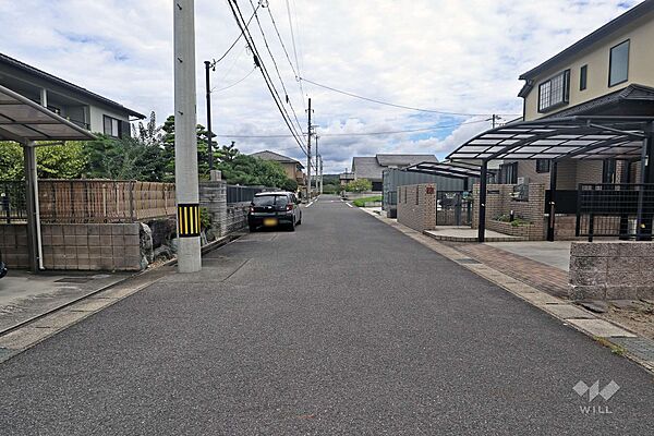 物件の北側前面道路（東側から）［2025年10月20日撮影］
