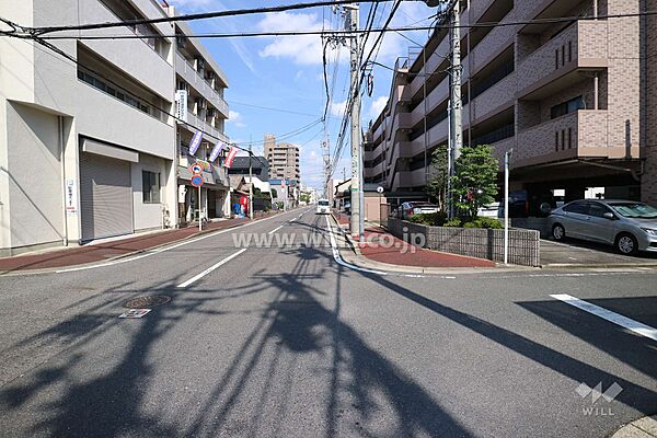 敷地の北側前面道路（西側から）