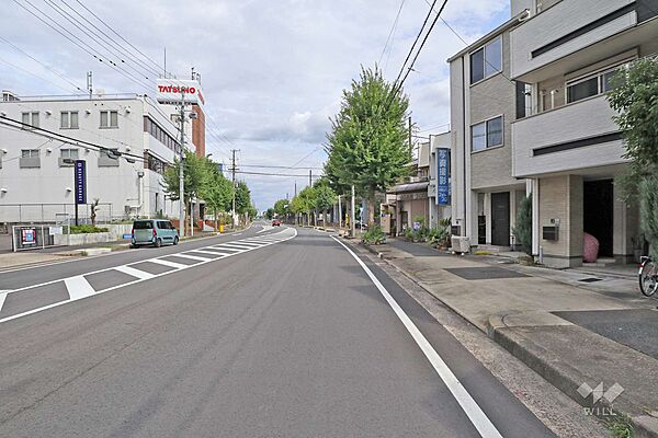 物件の北東側前面道路（北西側から）［2026年6月22日撮影］