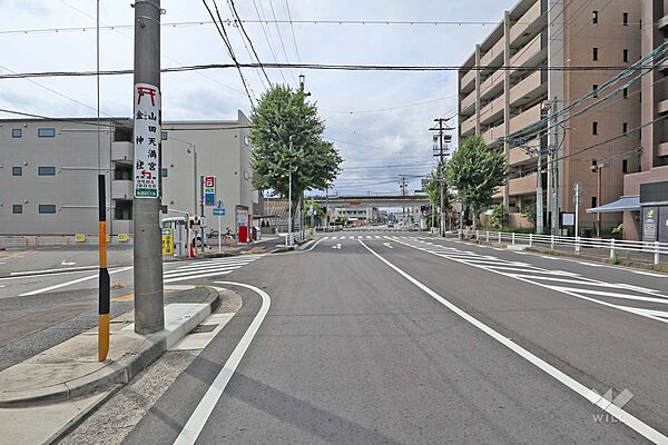 物件の北東側前面道路（南東側から）［2026年6月22日撮影］