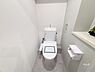 トイレ：トイレリフォーム済！綺麗で、明るい空間になっています。棚もある為、ディフューザーなども置いていただけます。