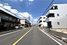 外観：物件の南西側前面道路（北西側から）［2026年7月16日撮影］