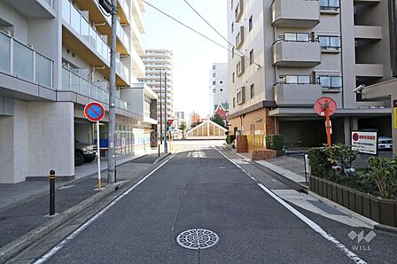 敷地北東側の前面道路(北西側から)