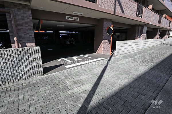東側駐車場出入口