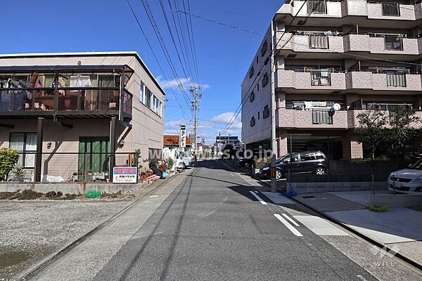 敷地北西側の前面道路（南西側から）