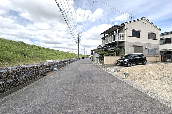 物件の南側前面道路（東側から）［2026年8月18日撮影］