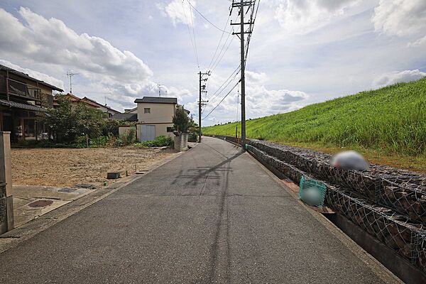 物件の南側前面道路（西側から）［2026年8月18日撮影］