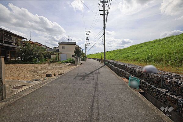 物件の南側前面道路（東側から）［2026年8月18日撮影］