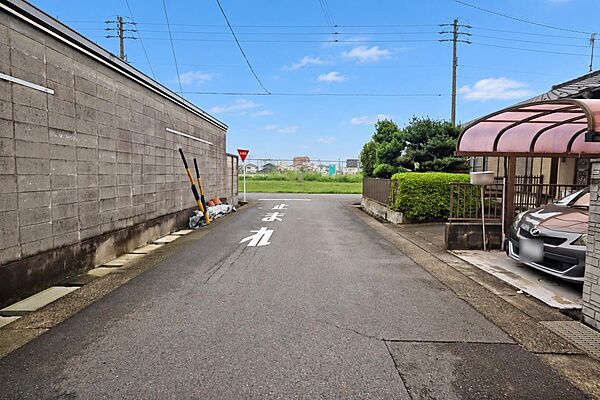 物件の南側前面道路（東側から）［2026年9月28日撮影］※CGによる青空加工済み