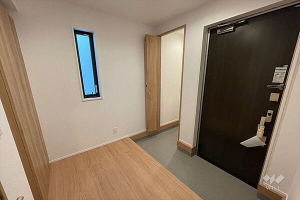 玄関横には、広めのシューズインクローゼットも付いております。