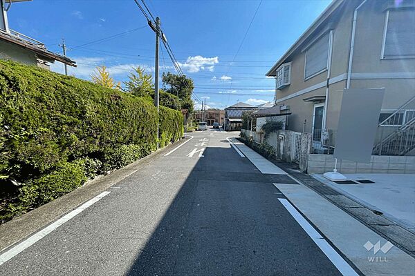 物件の北東側前面道路（北西側から）