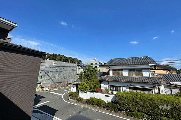 バルコニーからの眺め。周辺は大きな建物も少なく、閑静な住宅街。