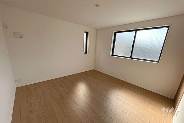 南側洋室約6.2帖各居室2面採光になっています。換気効率がとてもいいお部屋です。