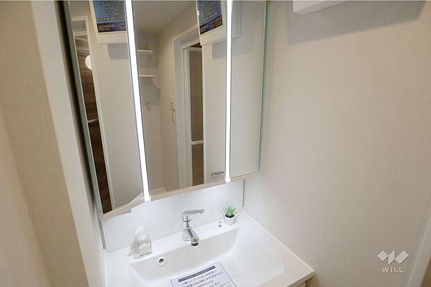 洗面室。三面鏡、引き出し、収納が豊富です。コンセントがあり、身支度に便利です。