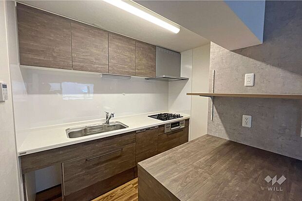 キッチンには、食洗器がついています。また、ゴミ置き場スペースが空いており、空間の有効活用になります。