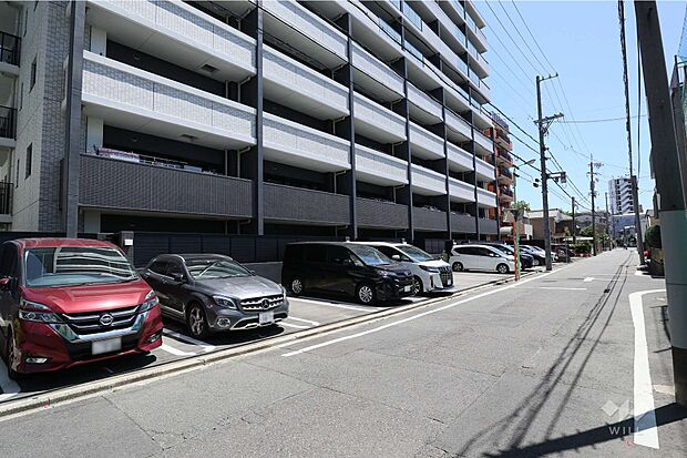 敷地内駐車場（屋内平面式）駐車場は平面式と機械式の両方があります。南側駐車場は道路からすぐで出し入れがしやすいです。