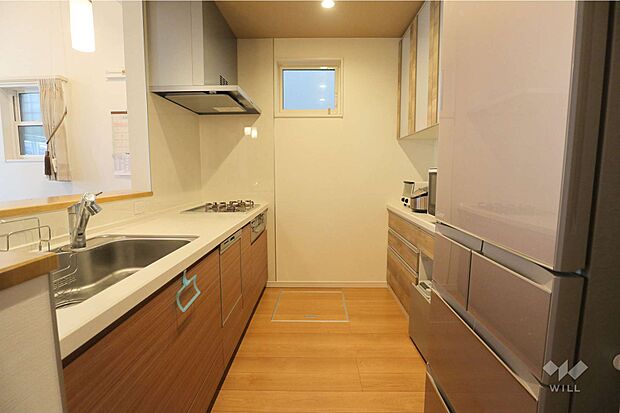 キッチンには小窓がついており換気がしやすいです。同じクリナップ製の食器棚付きです。