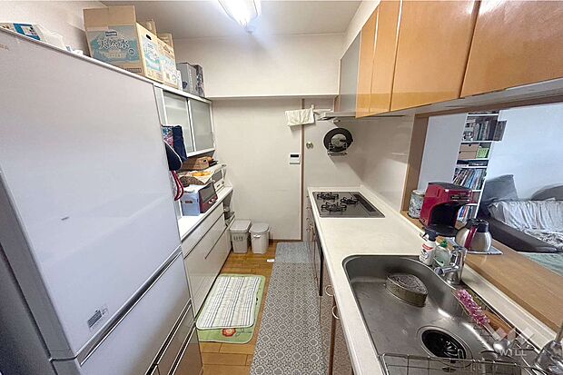 キッチンガスコンロ3口のシステムキッチン。キッチンはスペースが広く、お好きなカップボードを置いていただけます。