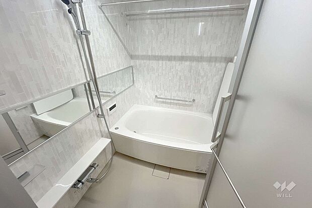 浴室は白で統一された清潔感のある空間です。浴室暖房乾燥機付きです。