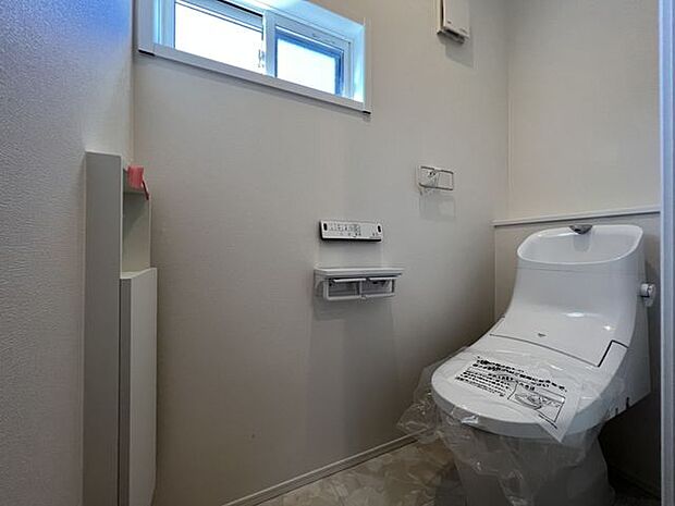 1F&2Fにトイレを配置。室内には小窓を設け通気性が良く、圧迫感がありません