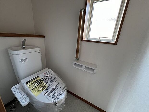 1F&2Fにトイレを配置。室内には小窓を設け通気性が良く、圧迫感がありません