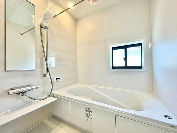 ◆【Bathroom】浴乾機付お風呂◆スライドシャワーで高さ調整が可能。雨の日に洗濯物を乾かせ同時に室内を乾燥しカビの抑制と暖房機能で入浴前に暖めヒートショックを抑制できます。