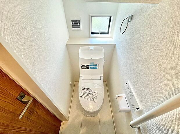 トイレは1階、2階の各階に設けているので、来客時にも気兼ねなくご使用いただけます。温水洗浄便座・ペーパー収納備えています。