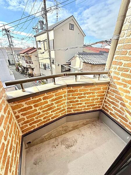 陽当たりの良いバルコニー。洗濯物もカラッと乾きます♪
