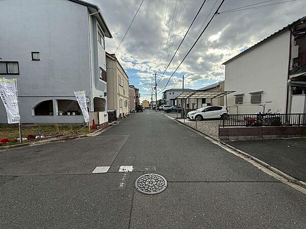 【西側前面道路】 土地価格を抑えて建物にこだわりたい方に特におすすめです！