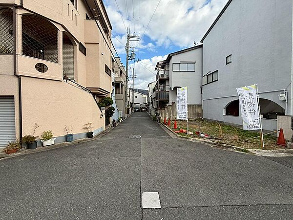 【北側全面道路写真】 角地ならではの開放感も魅力で、採光・通風を意識した設計もしやすい立地！