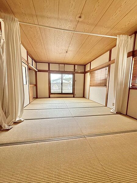 各居室はリフォーム済で明るい内装。収納もしっかり確保され、主寝室にはたっぷり収納できるクローゼットを完備。