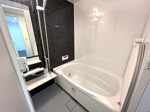 古い浴室をまるごと交換し、ホテルライクなバスルームに。清潔感と使いやすさが大幅に向上しています。