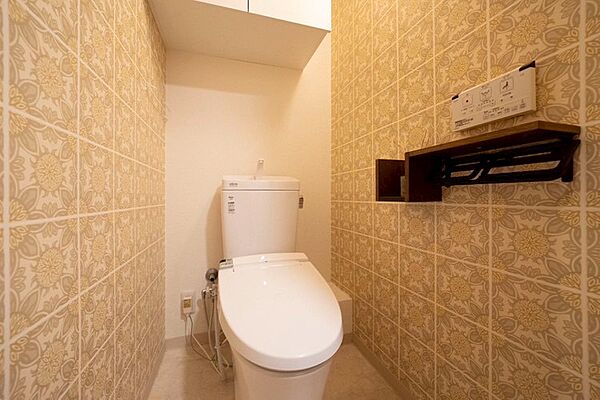 2021年トイレ新調！清潔感のある空間で、上部には大きな収納付き♪