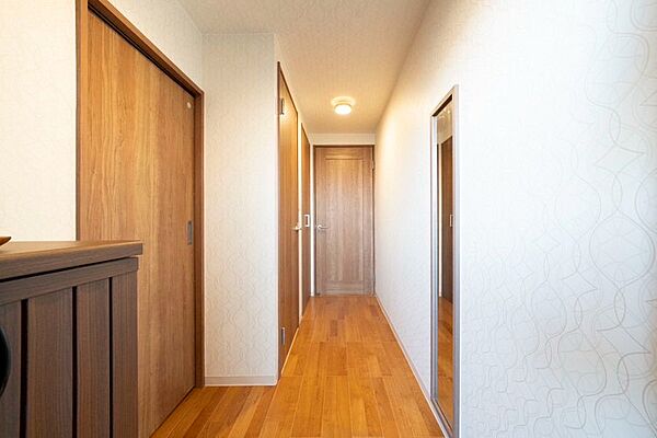 玄関から直線に伸びる廊下が、室内を広く見せてくれます♪