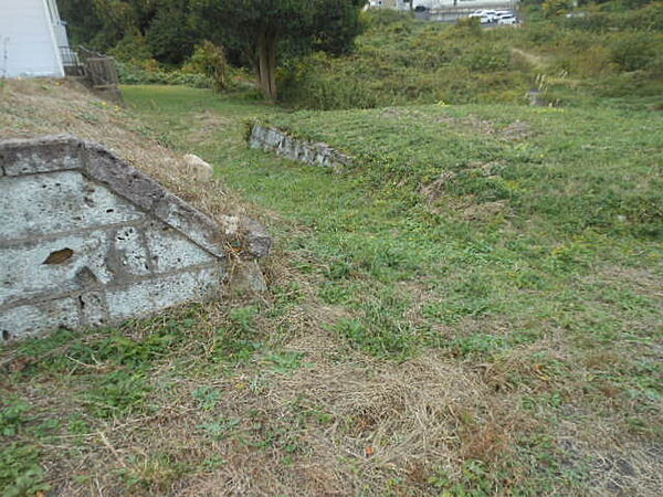 土地区画の間に若干の段差が有ります。
