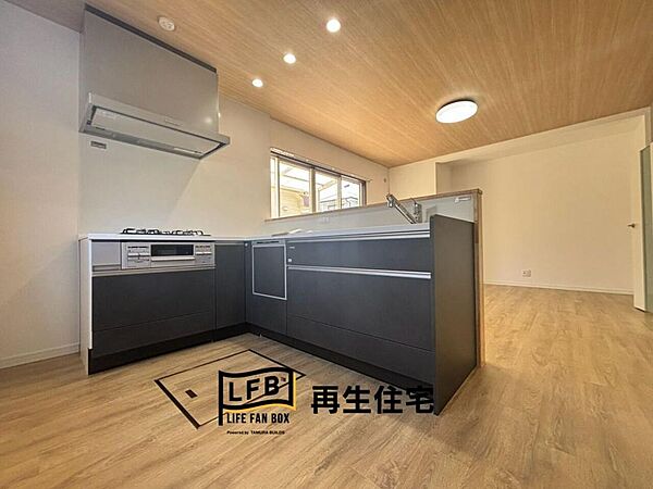 作業動線が短い人気のL字型！広々シンクと3口コンロで、毎日の料理がもっと楽しく快適になります。