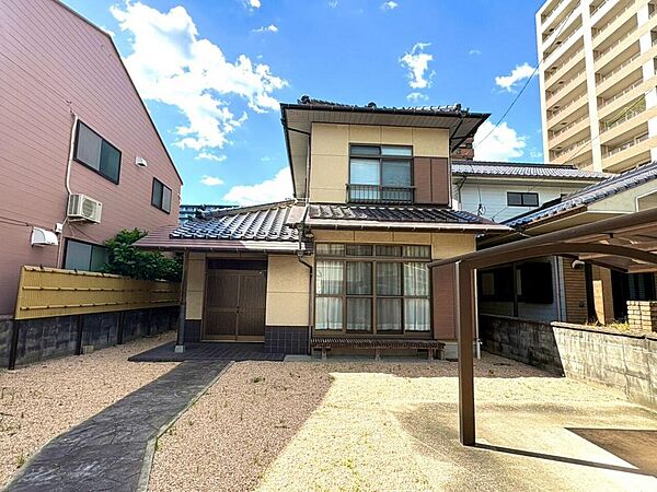 趣ある和の佇まいと広々としたアプローチ！駐車スペースもしっかり確保されたゆとりある邸宅です。