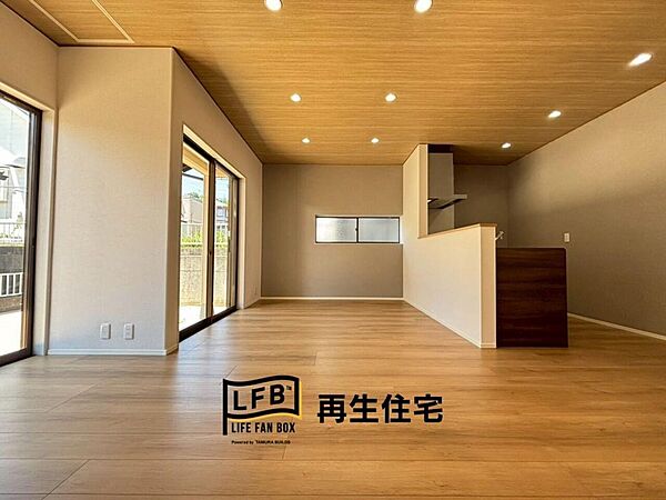 壁と床をリフォーム♪天井までこだわり抜いた木目調のデザインとダウンライトが、高級ホテルのような安らぎを演出。家族が自然と集まる家の中心です。