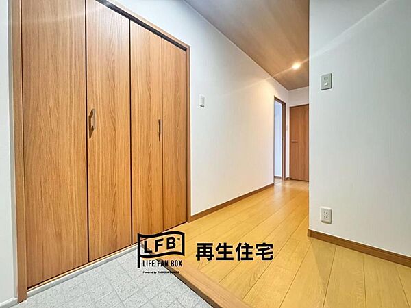 大型の玄関収納付きです♪