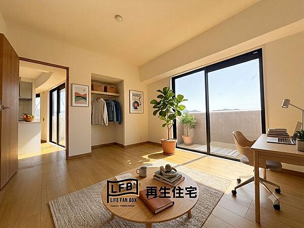 こちらの洋室からもバルコニーに出ることができます。家具はイメージ写真です。