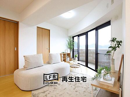 大きな開口部から差し込む自然光が心地よいリビング。バルコニーへ続く開放的な空間は、お気に入りのインテリアが映える、暮らしのメインステージです。
