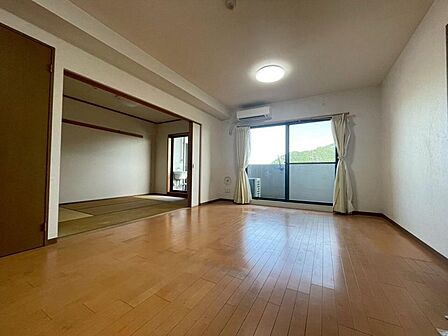 和室とつながっているので解放感があります