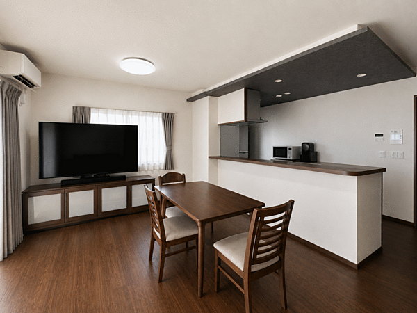 ※居住中により1部画像を加工しています。ダークブラウンの床色がとても落ち着くリビングになっています。