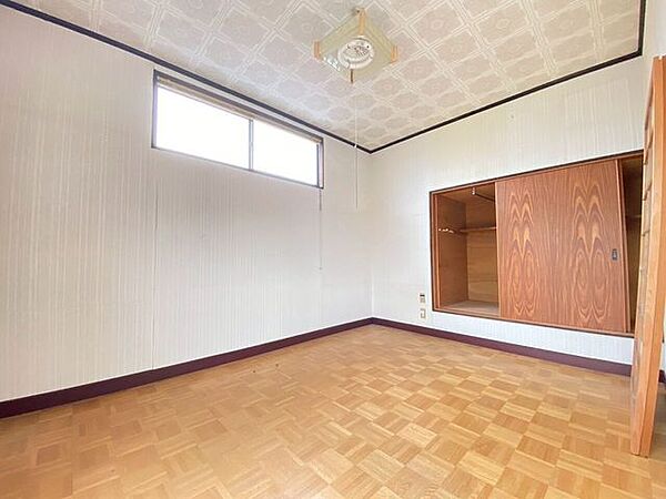 寄木細工のような美しいパーケットフロアが、お部屋に温かみと個性を添えています。