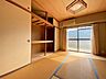 和室：南東向きの大きな窓から自然光がたっぷりと入る和室。畳の香りに包まれながら、家族でゆったりと過ごせるリラックススペースです。