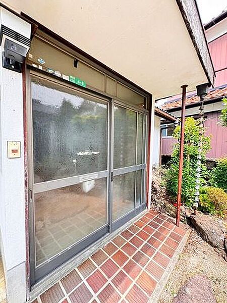 落ち着いたタイルのポーチと、趣のある引き戸が「和の邸宅」としての風格を感じさせてくれますね♪