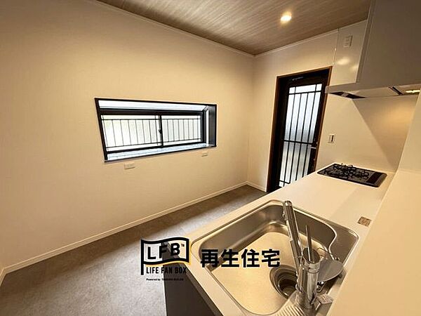 背面にはカップボードを置くことができますね♪換気や採光に優れた横長窓が、明るく開放的な手元を演出します。