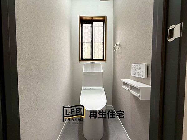 2階にもトイレがございます。こちらも新品交換しました。2階で過ごしていてもすぐに利用できて便利ですね♪